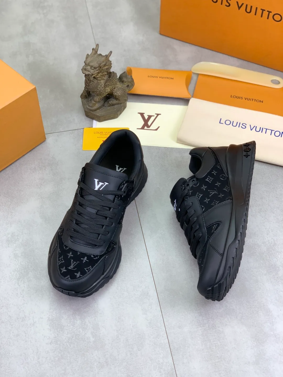 Men's men's shoes 💰P680 new style 💶[LOUIS VUITTON] (original order) new style 🍀LV Louis Vuitton * - top version of LV classic trendy shoes! Use imported original cowhide and water-dyed cowhide lining. The latest original wear-resistant TPU combination outsole! High quality products! Multiple colors available, code number: 38-44 (45 46 customized)